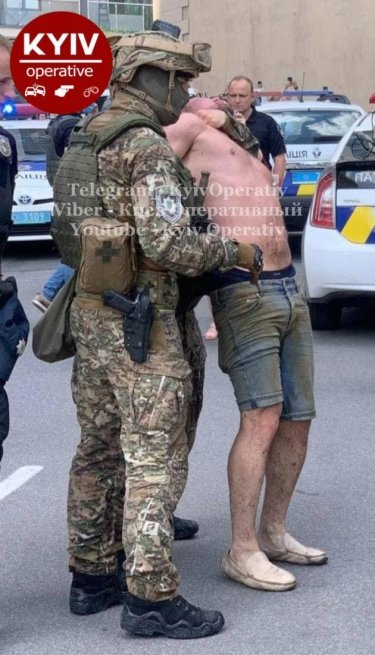 Фото 2 — Спецназ задержал стрелявшего в полицию в киевской квартире: тот успел ее поджечь (ВИДЕО)