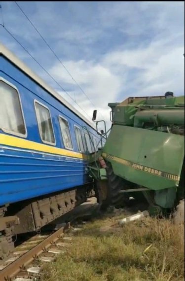 Фото 3 — Поезд Бахмут — Львов протаранил комбайн, повреждено шесть вагонов (ФОТО)
