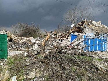 Фото 2 — Ворог наніс удар по нещодавно відбудованому спорткомплексу "Олімп" у Кремінній, в Золотому двоє людей загинули внаслідок обстрілів