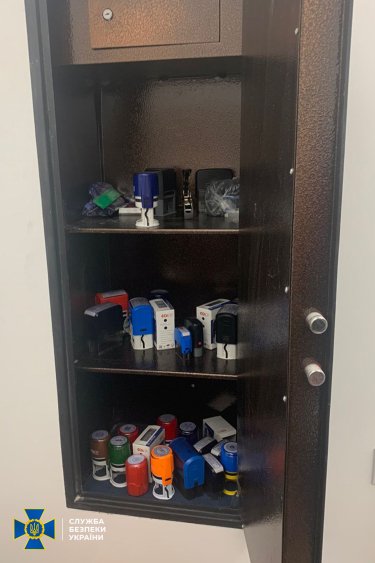 Фото 4 — Помогали россиянам "трудоустроиться" в странах ЕС: в Киеве разоблачили масштабную схему продажи поддельных документов