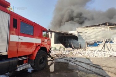 Фото 2 — В Киеве произошел крупный пожар на складе транспортной компании (ФОТО)