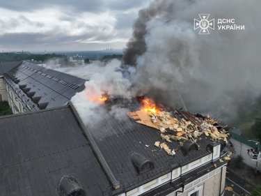 Фото 14 — Росія атакувала Київ: у Києво-Печерській лаврі масштабна пожежа, пошкоджено кіностудію Довженка (ФОТО)
