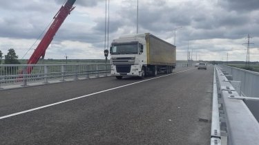 Фото 2 — На Варшавській трасі відкрили рух відновленим мостом у Бородянці (ФОТО)