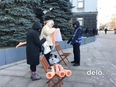 Фото 4 — На Банковой малый бизнес распродает свою продукцию из-за "драконовских" законов (ФОТО)