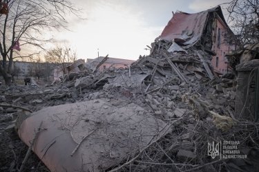 Фото 2 — Оккупанты обстреляли Часов Яр, Курахово и Краматорск: в последнем разрушена школа (ФОТО)