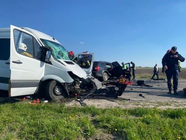 Фото 13 — На окружной Ровно микроавтобус влетел в легковушку: погибло двое, включая младенца (ФОТО)