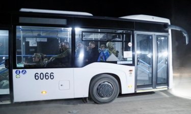 Фото 4 — З території "Азовсталі" виїхали автобуси з українськими військовими