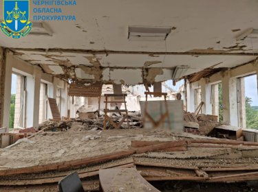 Фото 3 — Россияне атаковали дронами Семеновскую общину: частично разрушена мэрия, есть погибший (ФОТО)