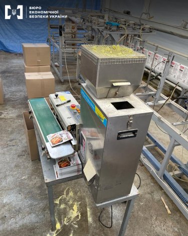 Фото 5 — В парке "Межигорье" нашли масштабное производство фальсифицированных сладостей и бакалеи (ФОТО)