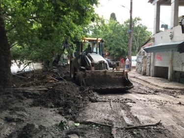 Фото 2 — Потоп в Ялте: 18 человек пострадали, один погиб и еще один пропал без вести (ФОТО)