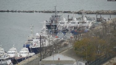 Фото 2 — Из оккупированной Керчи вывели захваченные украинские корабли (ФОТО, ВИДЕО)