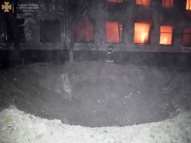 Фото 11 — Николаев снова под обстрелами: разрушен травмпункт, сгорел склад с лекарствами, есть раненые (ФОТО)
