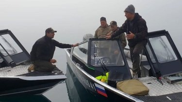 Фото 2 — На Камчатке туристический вертолет упал в озеро, восемь человек пропали без вести (ВИДЕО)