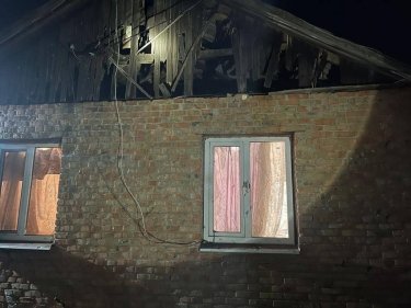 Фото 2 — На Днепропетровщине обломки сбитой ракеты повредили пятиэтажку и авто, в Херсоне погиб человек: ситуация в регионах