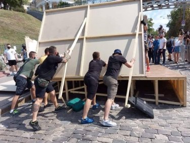 Фото 6 — В Киеве разгромили скандальную выставку на Аллее Небесной Сотни: есть задержанные (ФОТО)