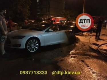 Фото 4 — Экс-главе Офиса президента Богдану неизвестные сожгли автомобиль Tesla (ФОТО, ВИДЕО)