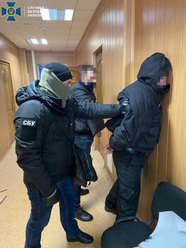 Фото 6 — СБУ задержала функционера "Киевводоканала", выломав двери в офисе компании (ФОТО, ВИДЕО)