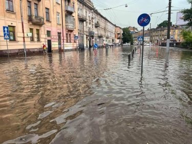 Фото 3 — Во Львове из-за сильной бури затопило улицы и повалило деревья (ФОТО, ВИДЕО)