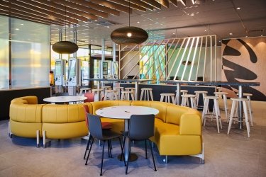Фото 2 — В Киеве открыли новый McDonald’s из переработанных материалов с видом на озеро
