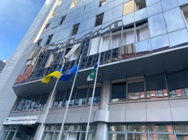Фото 4 — Массированная атака на Киев: повреждено здание налоговой и офис "Укрпочты", сгорел ТРЦ "Квадрат" (ФОТО)