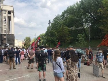 Фото 7 — "СтопШкарлет!": у здания Кабмина протестуют против нового главы Минобразования (ФОТО)