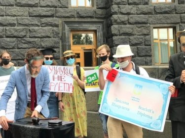 Фото 13 — "СтопШкарлет!": у здания Кабмина протестуют против нового главы Минобразования (ФОТО)