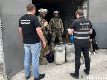 Фото 9 — Полиция задержала подозреваемых во взрыве в банке "Пивденный" в Чернигове: под ним нашли тоннель (ФОТО)
