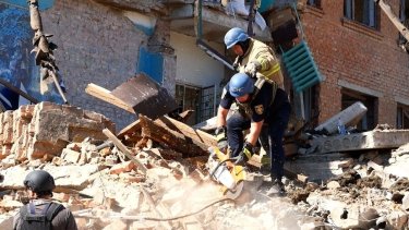 Фото 2 — Число погибших в результате авиаудара по школе в Орехове выросло до семи (ФОТО, ВИДЕО)