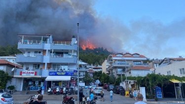 Фото 2 — На юге Турции продолжают бушевать лесные пожары (ФОТО, ВИДЕО)