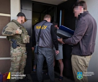 Фото 4 — Збитки на 290 млн грн: НАБУ розкрило злочинну схему на Чернівецькій митниці