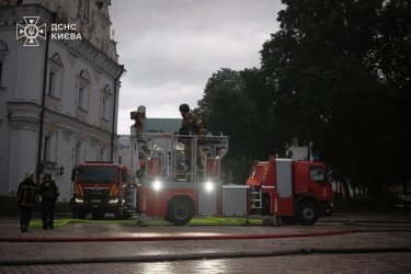 Фото 12 — Росія атакувала Київ: у Києво-Печерській лаврі масштабна пожежа, пошкоджено кіностудію Довженка (ФОТО)