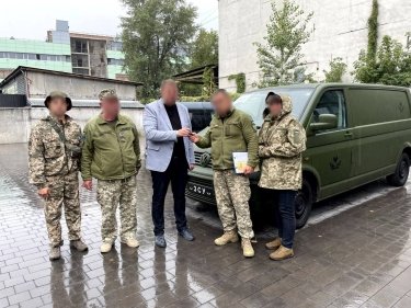 Фото 2 — Favbet Foundation разом із партнерами передав ЗСУ п’ять авто і комплекти зимової амуніції