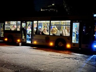 Фото 2 — Российская ракета попала в многоэтажку в Запорожье: есть погибшие и раненые (ФОТО)