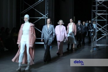 Фото 3 — Ukrainian Fashion Week відкрила 50-й сезон: на честь ювілею на подіум повернулися Бизов та Анісімов