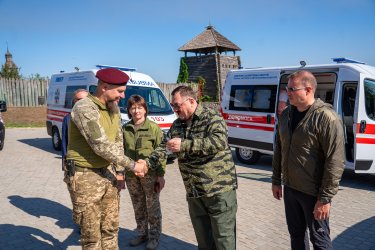 Фото 2 — Рятуємо життя: Епіцентр планує до кінця року передати медикам 100 реанімобілів