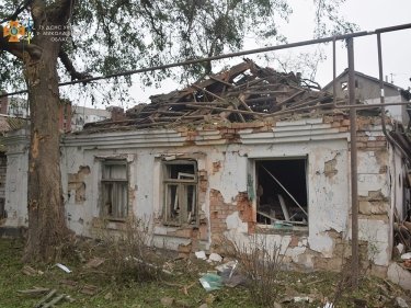 Фото 7 — В Николаеве из-за вражеского обстрела частного сектора разрушен дом (ФОТО)