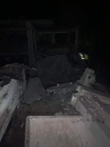 Фото 7 — У Харкові через влучення ворожого снаряда згоріла шкільна бібліотека, загинула жінка