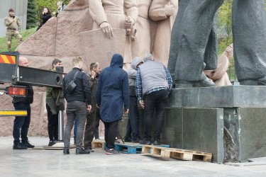 Фото 10 — В Киеве демонтируют скульптуры под аркой "Дружбы народов" (ФОТО)