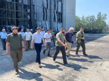 Фото 2 — Миллиардер Ричард Брэнсон приехал в Гостомель