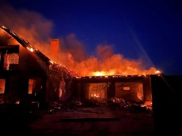 Фото 4 — На Днепропетровщине обломки сбитой ракеты повредили пятиэтажку и авто, в Херсоне погиб человек: ситуация в регионах