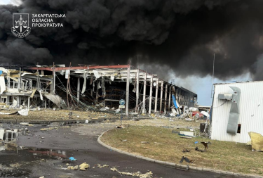 Фото 12 — РФ атаковала американский завод по производству электроники в Мукачево, 15 раненых