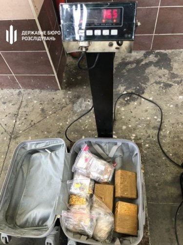 Фото 6 — Двух сотрудников посольства Украины в Польше поймали на контрабанде сигарет на 1,5 млн грн