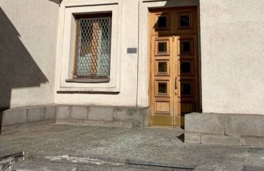 Фото 15 — Масована атака на Київ: пошкоджено будівлю податкової та офіс "Укрпошти", згорів ТРЦ "Квадрат" (ФОТО)