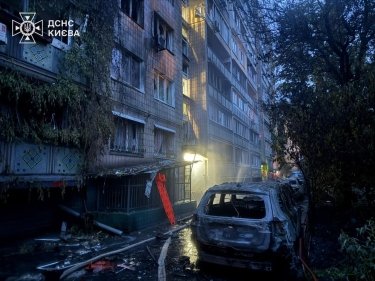 Фото 2 — Росія атакувала Київ: у Києво-Печерській лаврі масштабна пожежа, пошкоджено кіностудію Довженка (ФОТО)