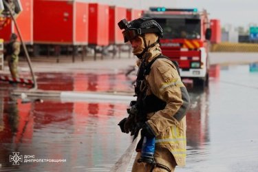 Фото 2 — Росія вдарила по терміналу "Нової пошти" в Дніпрі: пошкоджено сотні посилок