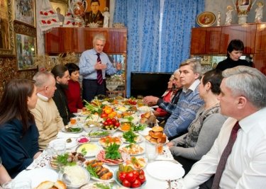 Фото 2 — Литвин съездил на родину поздравить маму с Днем рождения