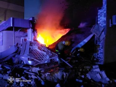 Фото 2 — У Чернігові через вибух обвалилося відділення банку "Південний" (ФОТО)