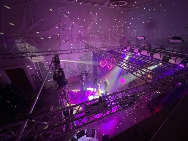 Фото 5 — Как режиссер превратила заброшенный Дворец культуры в мини-Голливуд