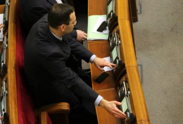 Фото 2 — Чем запомнилась первая сессия новой Рады: блокирование трибуны и один принятый закон