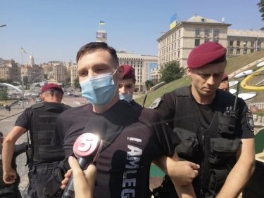 Фото 18 — В Киеве разгромили скандальную выставку на Аллее Небесной Сотни: есть задержанные (ФОТО)